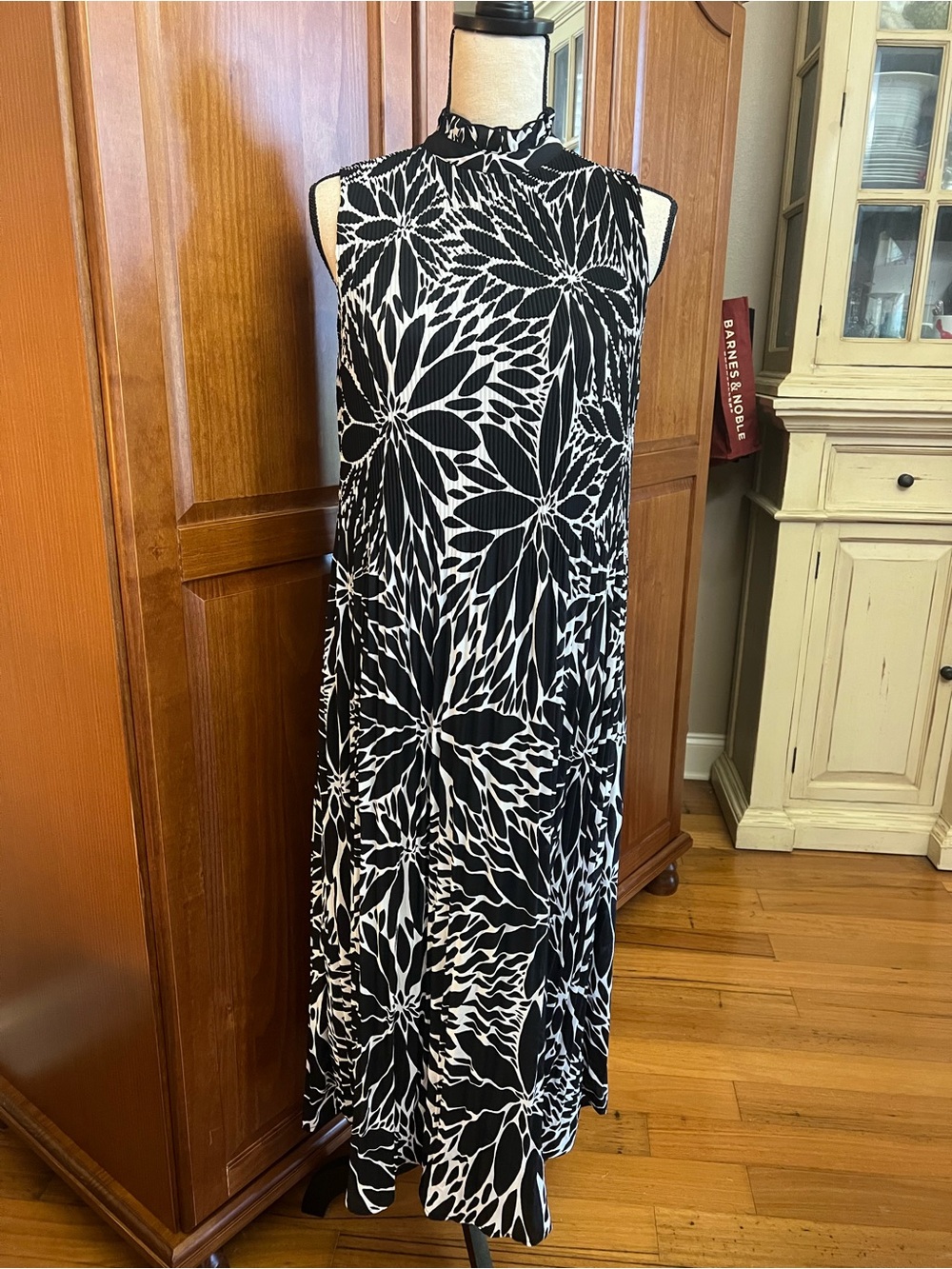 Sleeveless Black & White Floral Maxi Dress - Picture 2 of 7